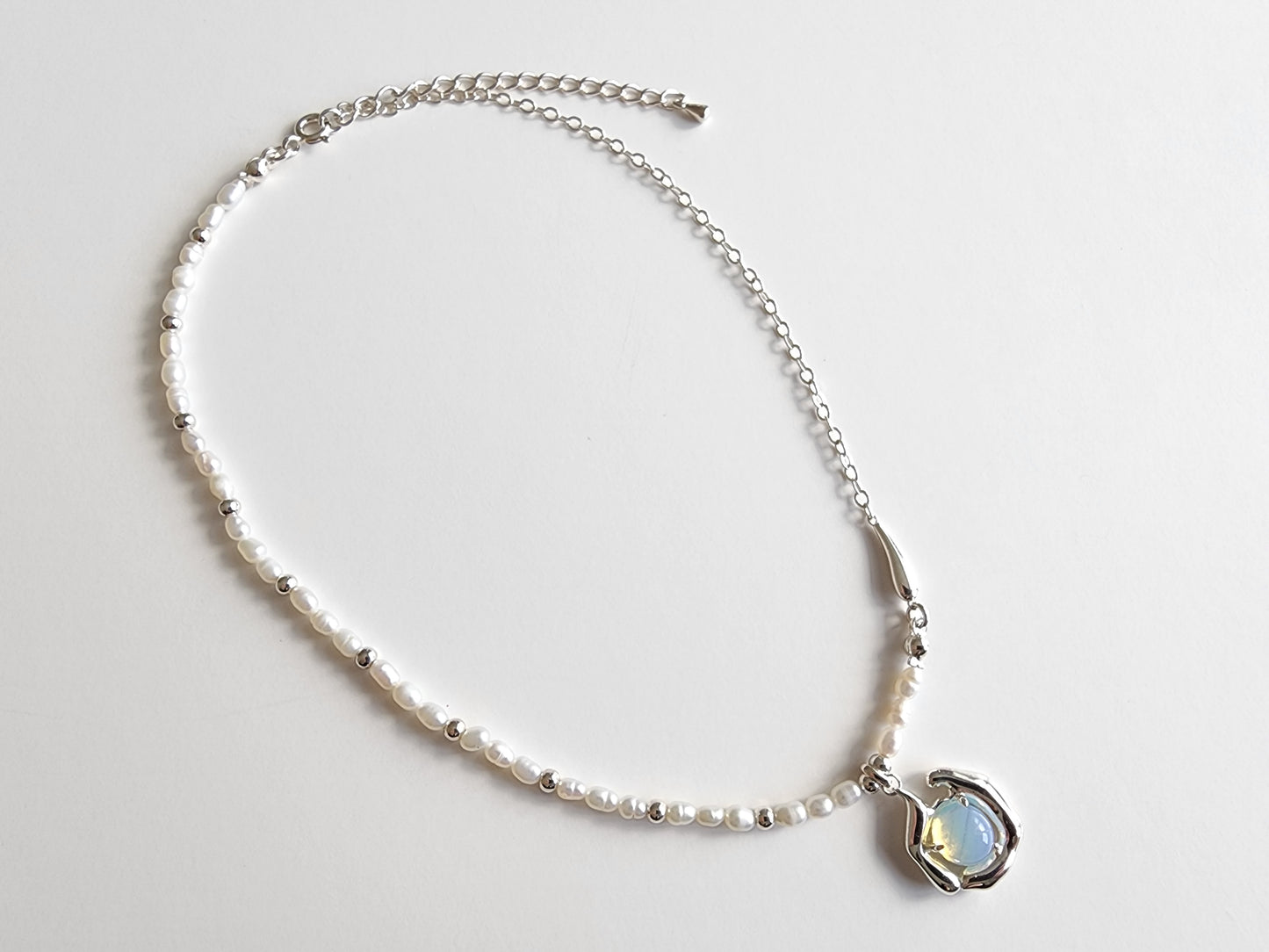 [Necklace] Natural Opal and Sterling Silver Pendant Necklace with Millet-Shaped Freshwater Pearl Chain