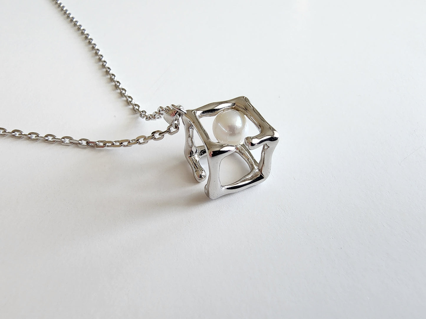 [Necklace] Sterling Silver Hollow Cube Necklace with Freshwater Pearl Inside