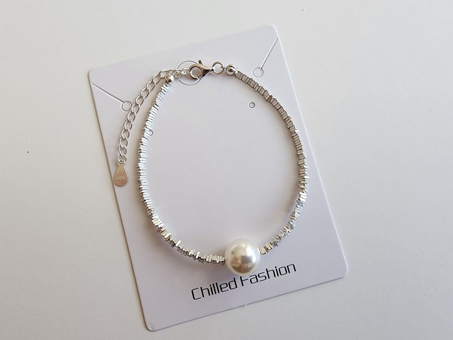 [Bracelet] Elegant Sterling Silver Bracelet with Swarovski Pearl Centerpiece