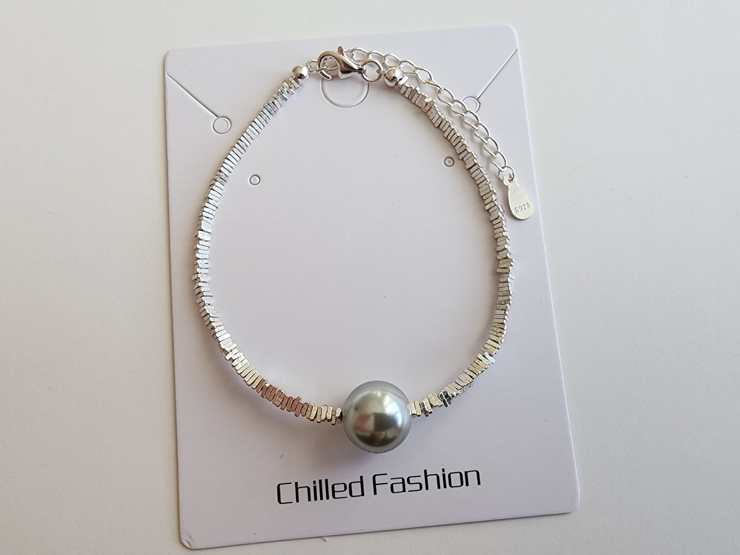 [Bracelet] Elegant Sterling Silver Bracelet with Swarovski Pearl Centerpiece