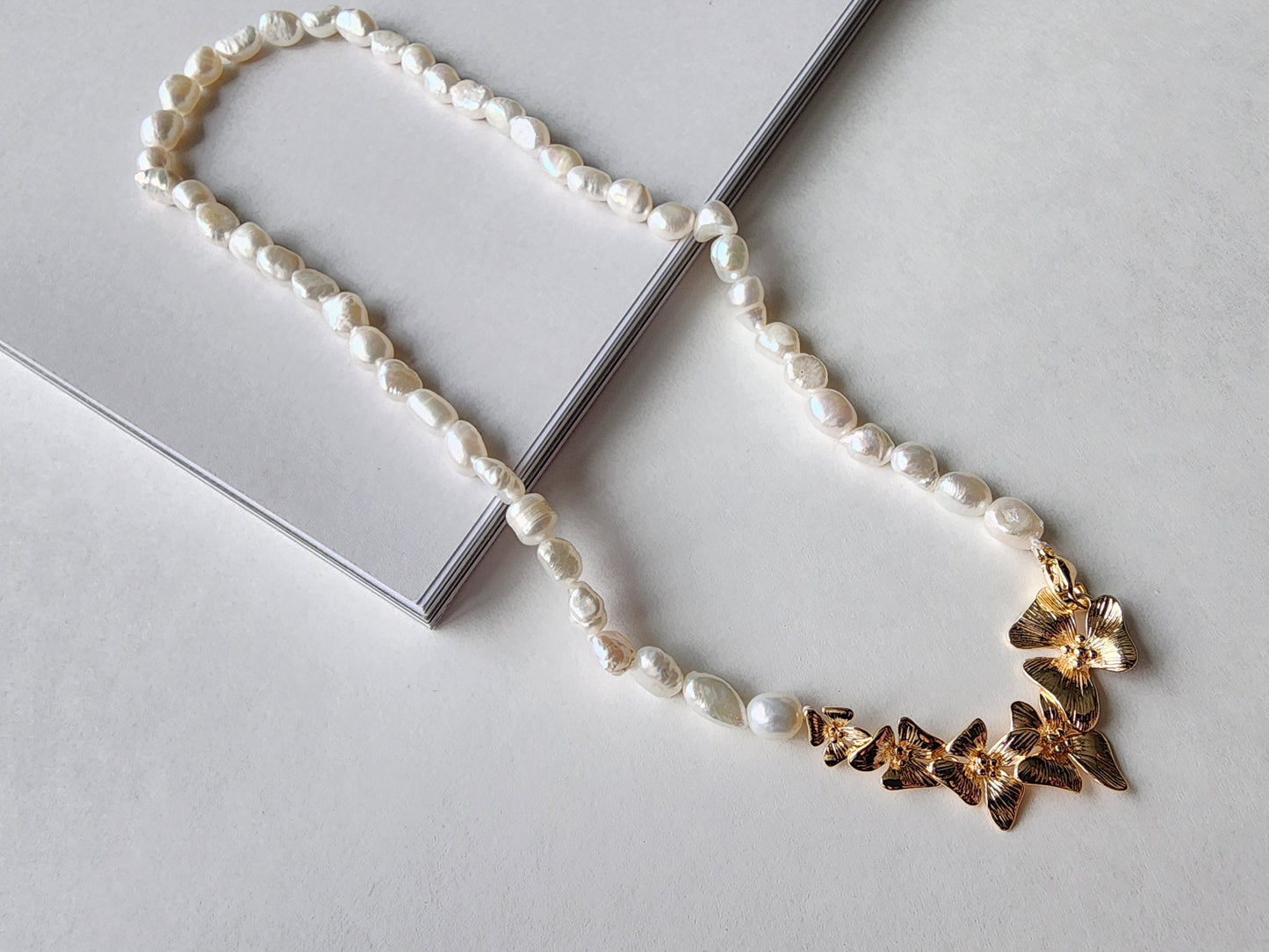 [Necklace] Elegant Baroque Pearl and Gold-Plated Brass Flower Necklace