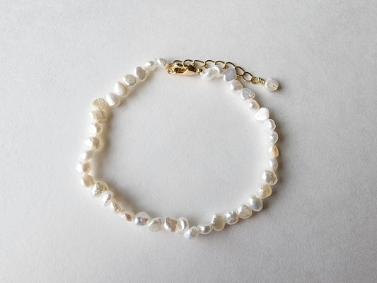 [Bracelet] Delicate Baroque Pearl Bracelet with Gold-Filled Alloy Extender Chain and Closure