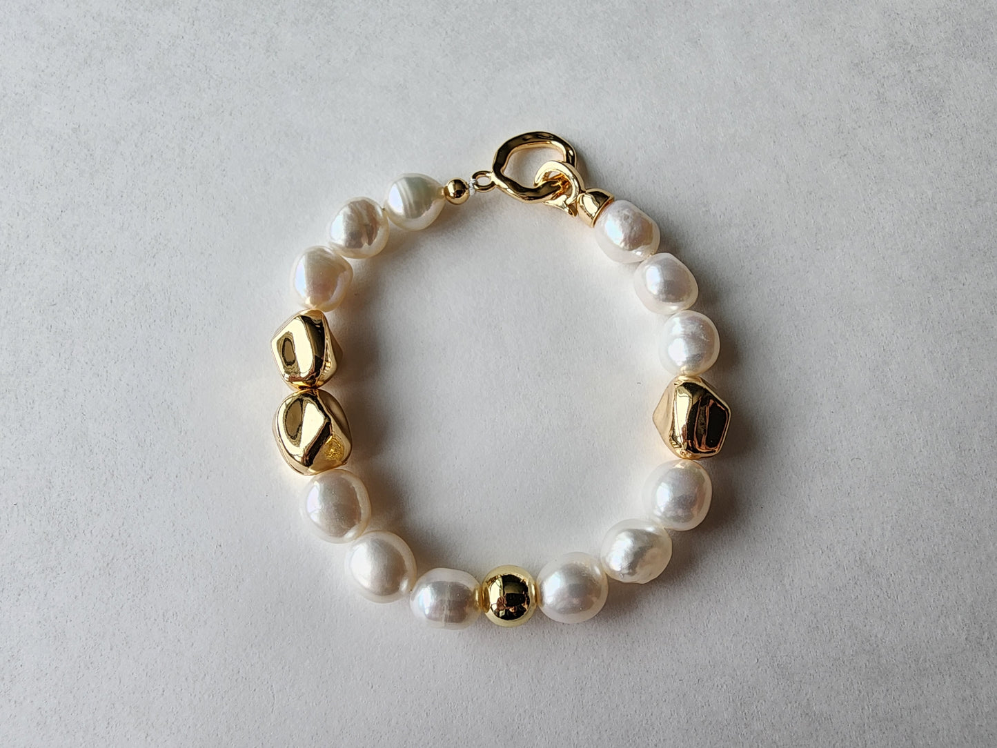 [Bracelet] Gold-Plated Brass Bracelet with Baroque Pearls and Irregular Metal Beads