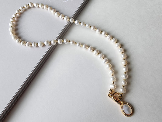 [Necklace] Elegant Freshwater Pearl Necklace with Oval Mother of Pearl Pendant and Toggle Clasp