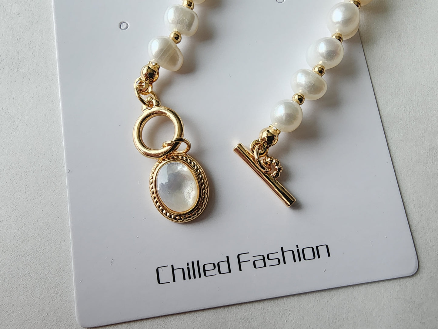 [Necklace] Elegant Freshwater Pearl Necklace with Oval Mother of Pearl Pendant and Toggle Clasp