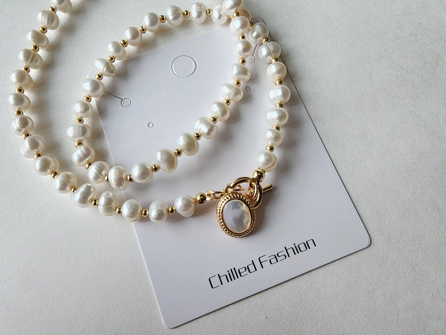 [Necklace] Elegant Freshwater Pearl Necklace with Oval Mother of Pearl Pendant and Toggle Clasp