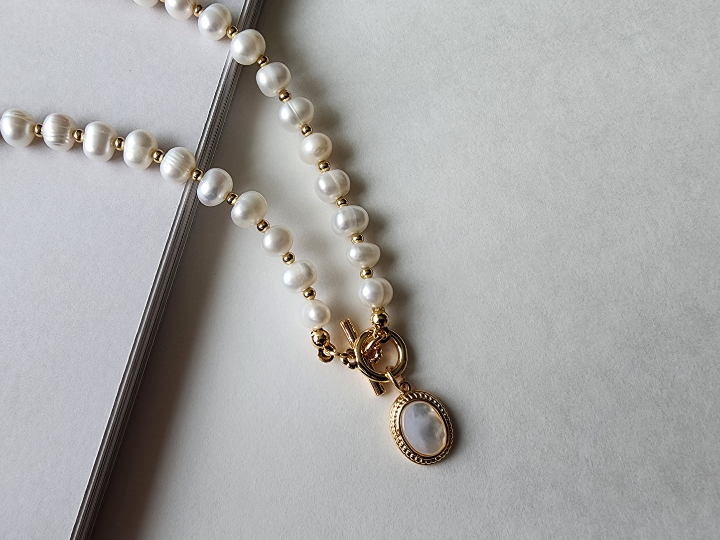 [Necklace] Elegant Freshwater Pearl Necklace with Oval Mother of Pearl Pendant and Toggle Clasp