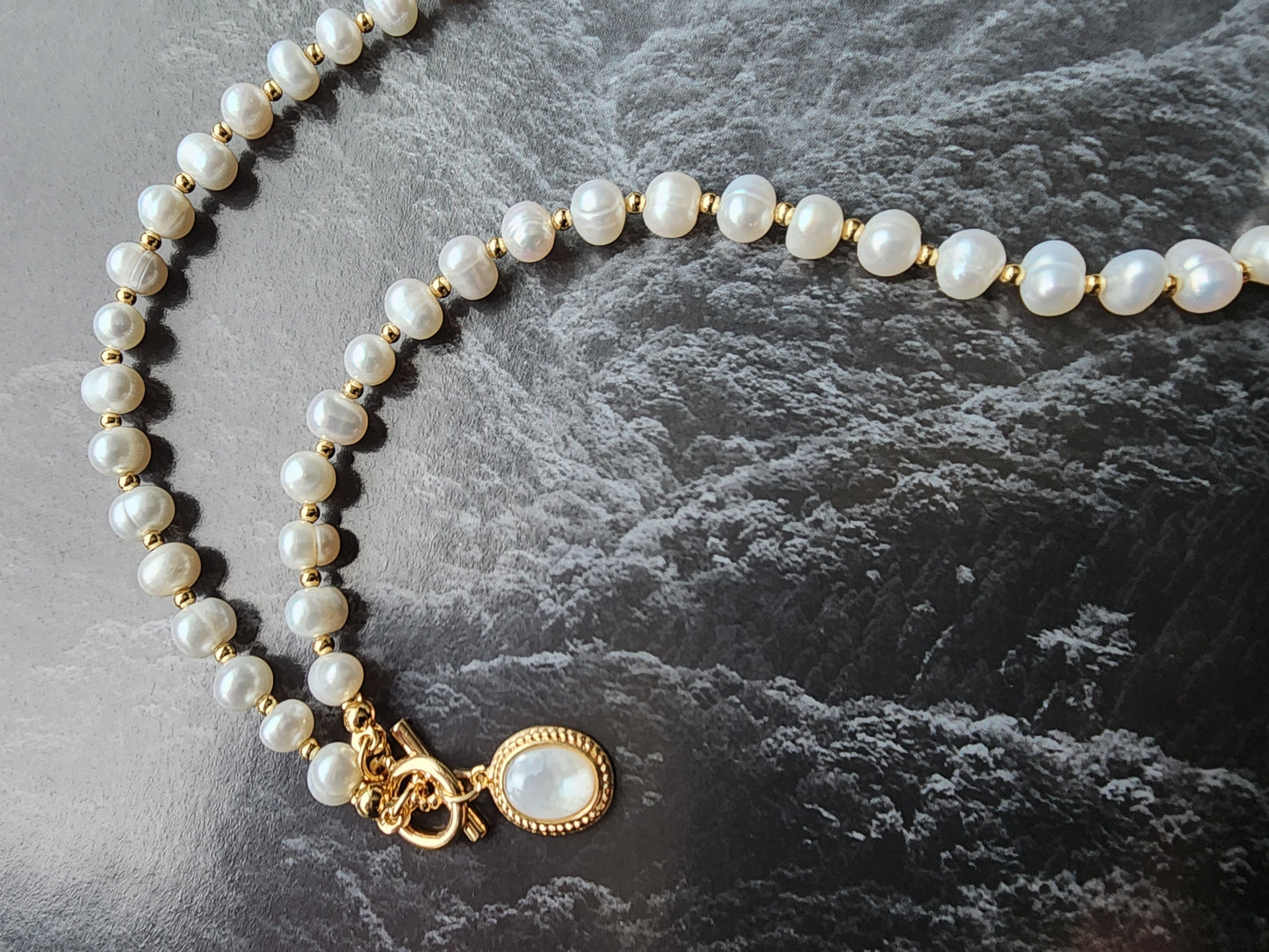 [Necklace] Elegant Freshwater Pearl Necklace with Oval Mother of Pearl Pendant and Toggle Clasp