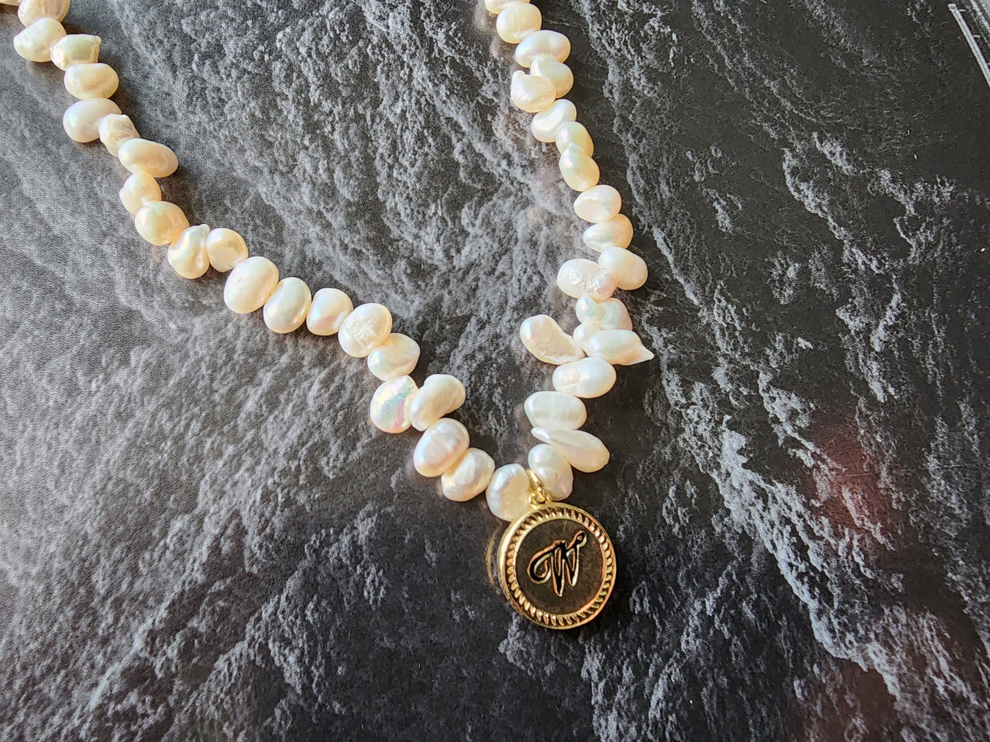 [Necklace] Delicate Baroque Pearl Necklace with Gold-Plated Brass W Pendant