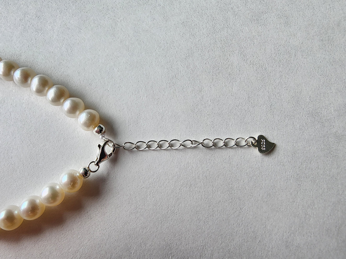 [Bracelet] Freshwater Pearl Bracelet with Aquamarine Centerpiece and Sterling Silver Clasp