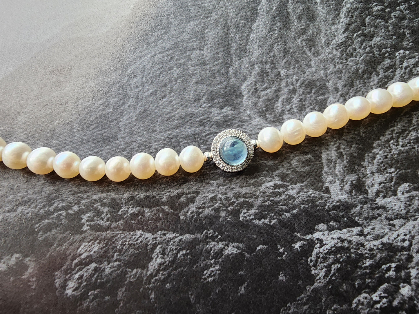 [Bracelet] Freshwater Pearl Bracelet with Aquamarine Centerpiece and Sterling Silver Clasp