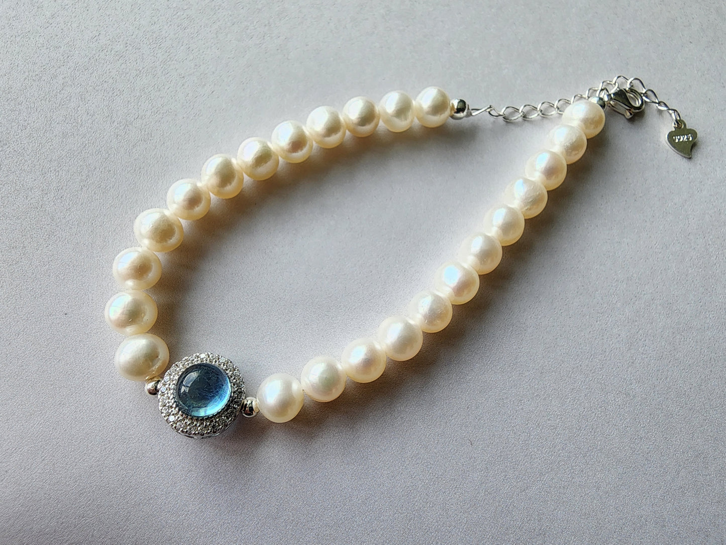 [Bracelet] Freshwater Pearl Bracelet with Aquamarine Centerpiece and Sterling Silver Clasp