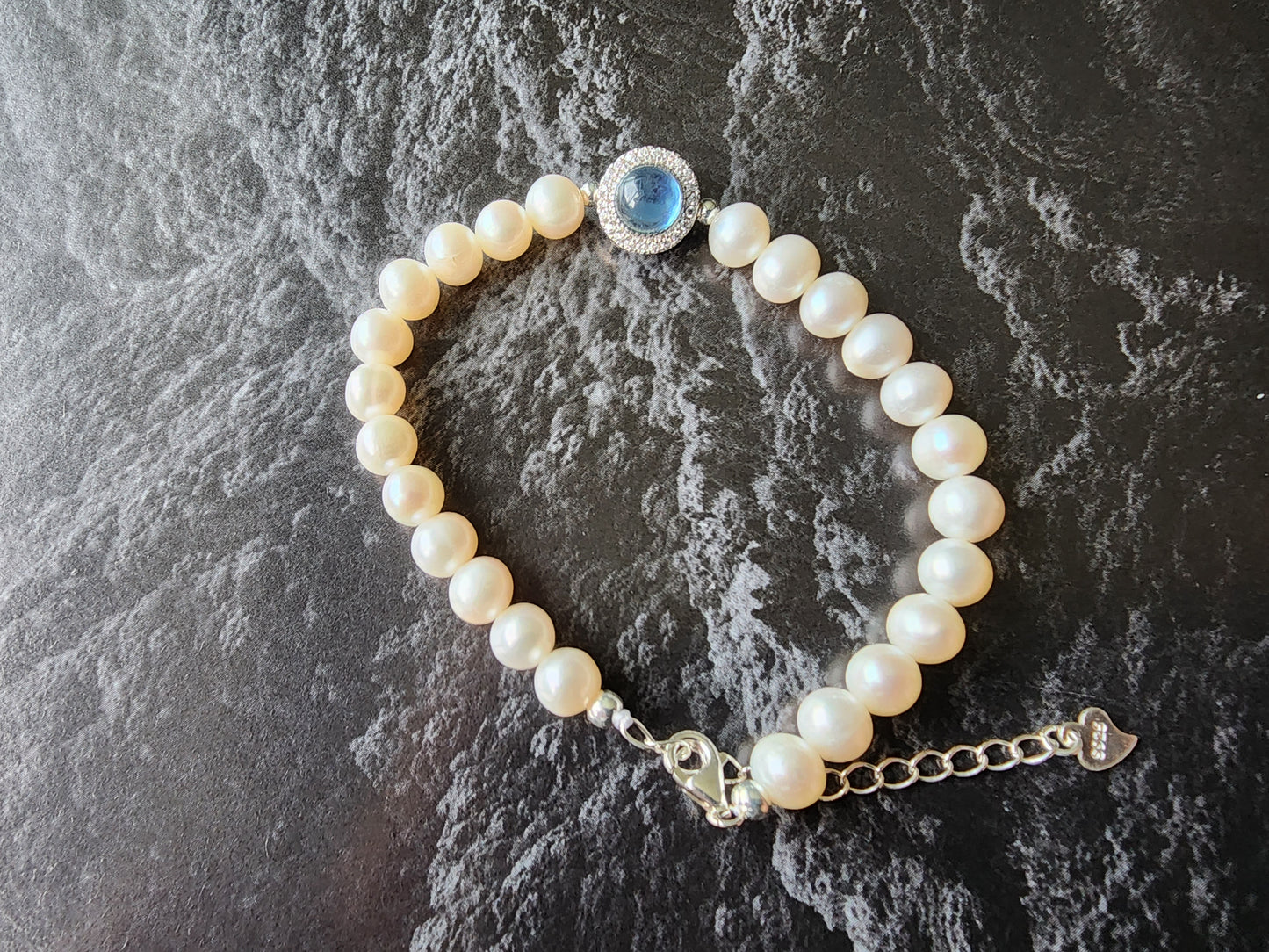 [Bracelet] Freshwater Pearl Bracelet with Aquamarine Centerpiece and Sterling Silver Clasp