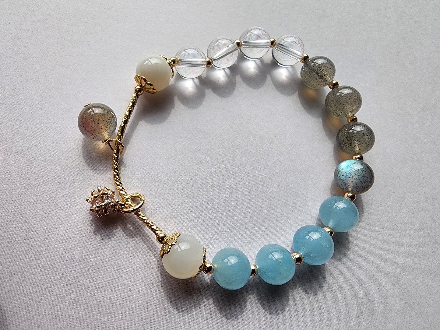 [Bracelet] Elegant Aquamarine, Clear Quartz, and Grey Moonstone Beaded Bracelet with Gold-Plated Brass Accents