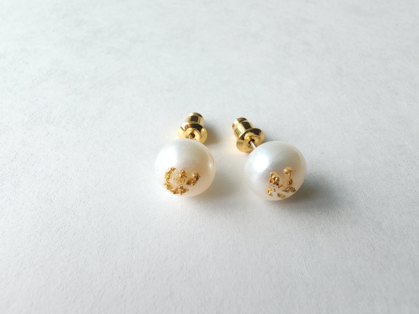 [Earrings] Elegant 8mm Freshwater Pearl Stud Earrings with Gold Foil and Sterling Silver Posts