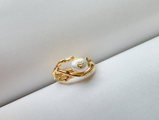 [Ring] Golden Bird’s Nest Ring with Freshwater Pearl and Gold Foil Accents