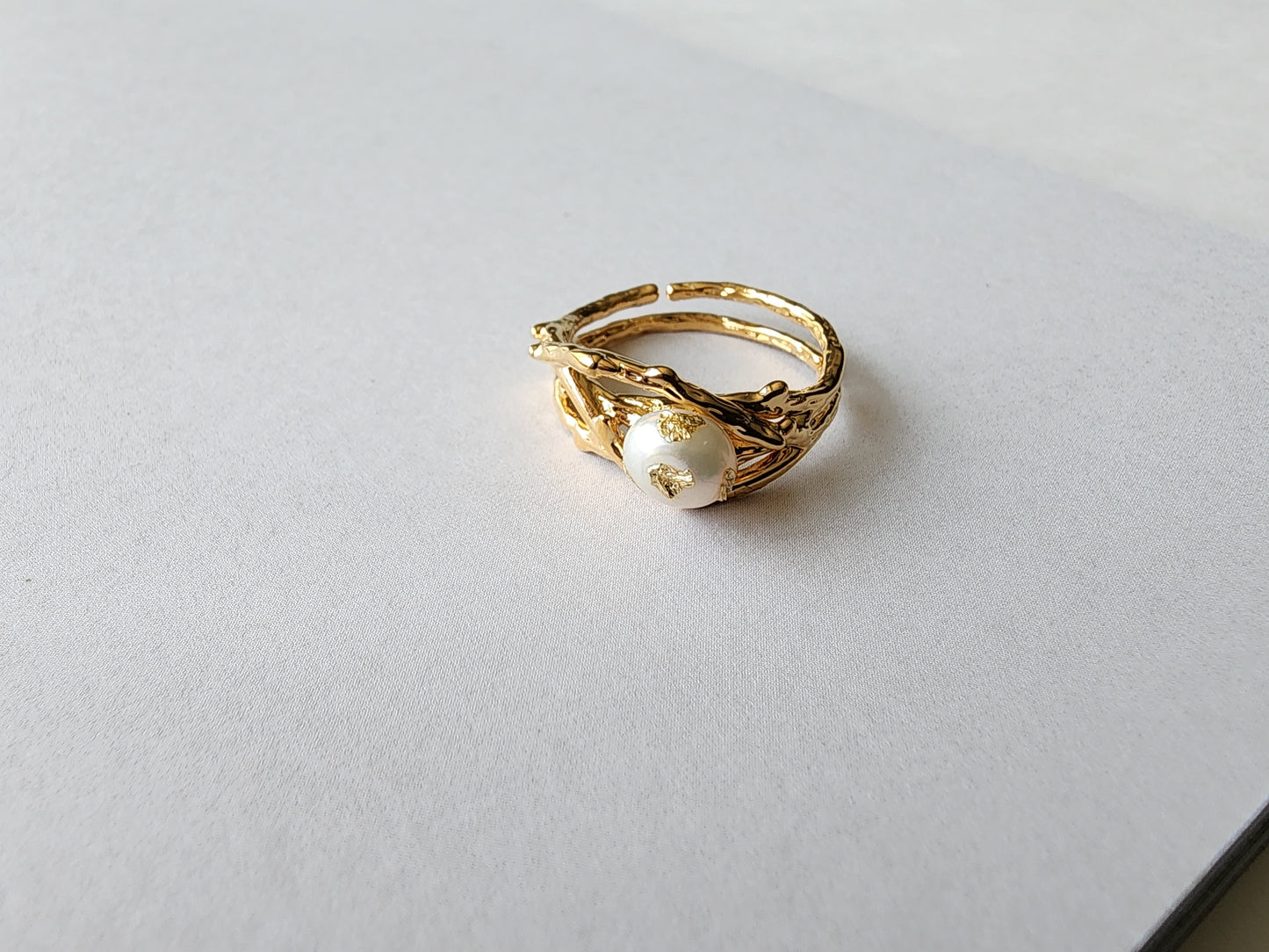 [Ring] Golden Bird’s Nest Ring with Freshwater Pearl and Gold Foil Accents