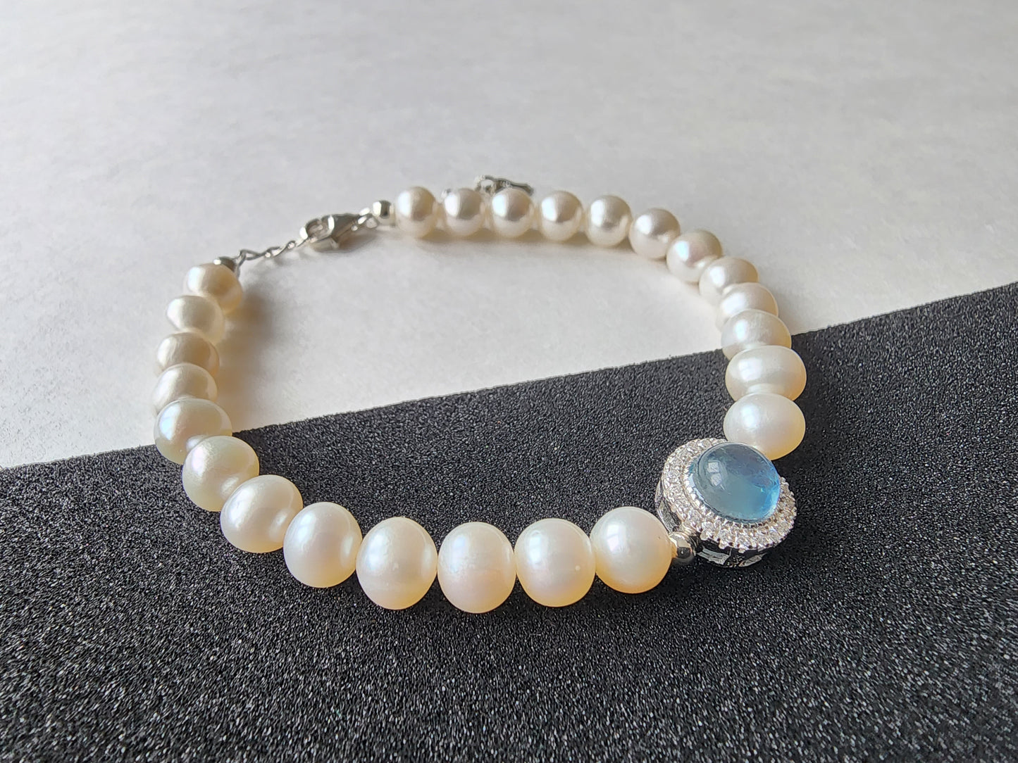 [Bracelet] Freshwater Pearl Bracelet with Aquamarine Centerpiece and Sterling Silver Clasp