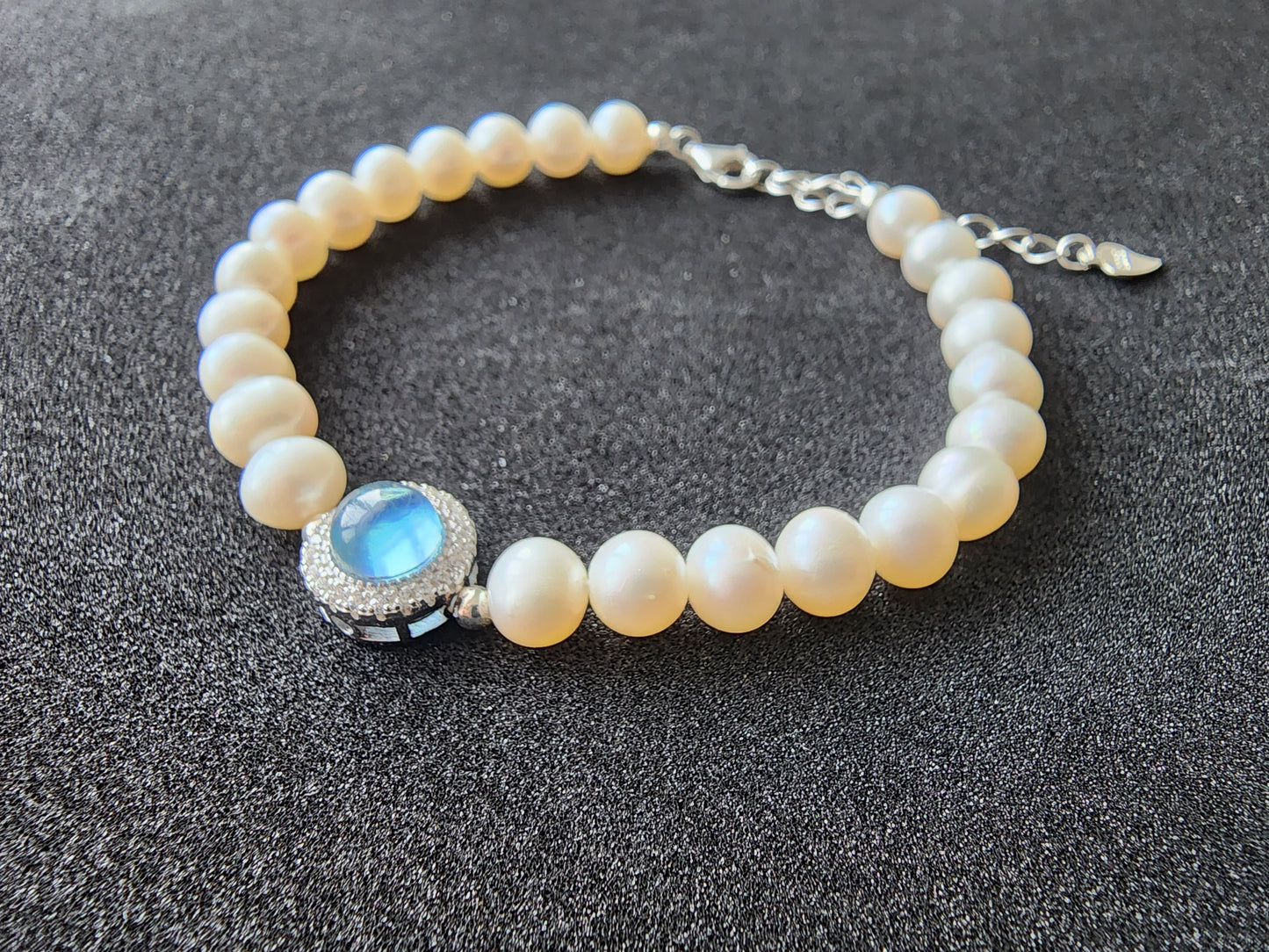 [Bracelet] Freshwater Pearl Bracelet with Aquamarine Centerpiece and Sterling Silver Clasp