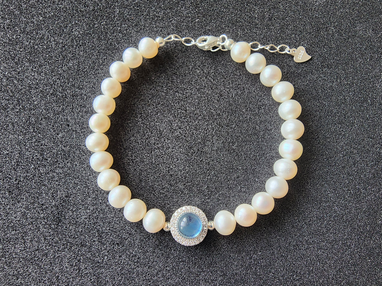 [Bracelet] Freshwater Pearl Bracelet with Aquamarine Centerpiece and Sterling Silver Clasp