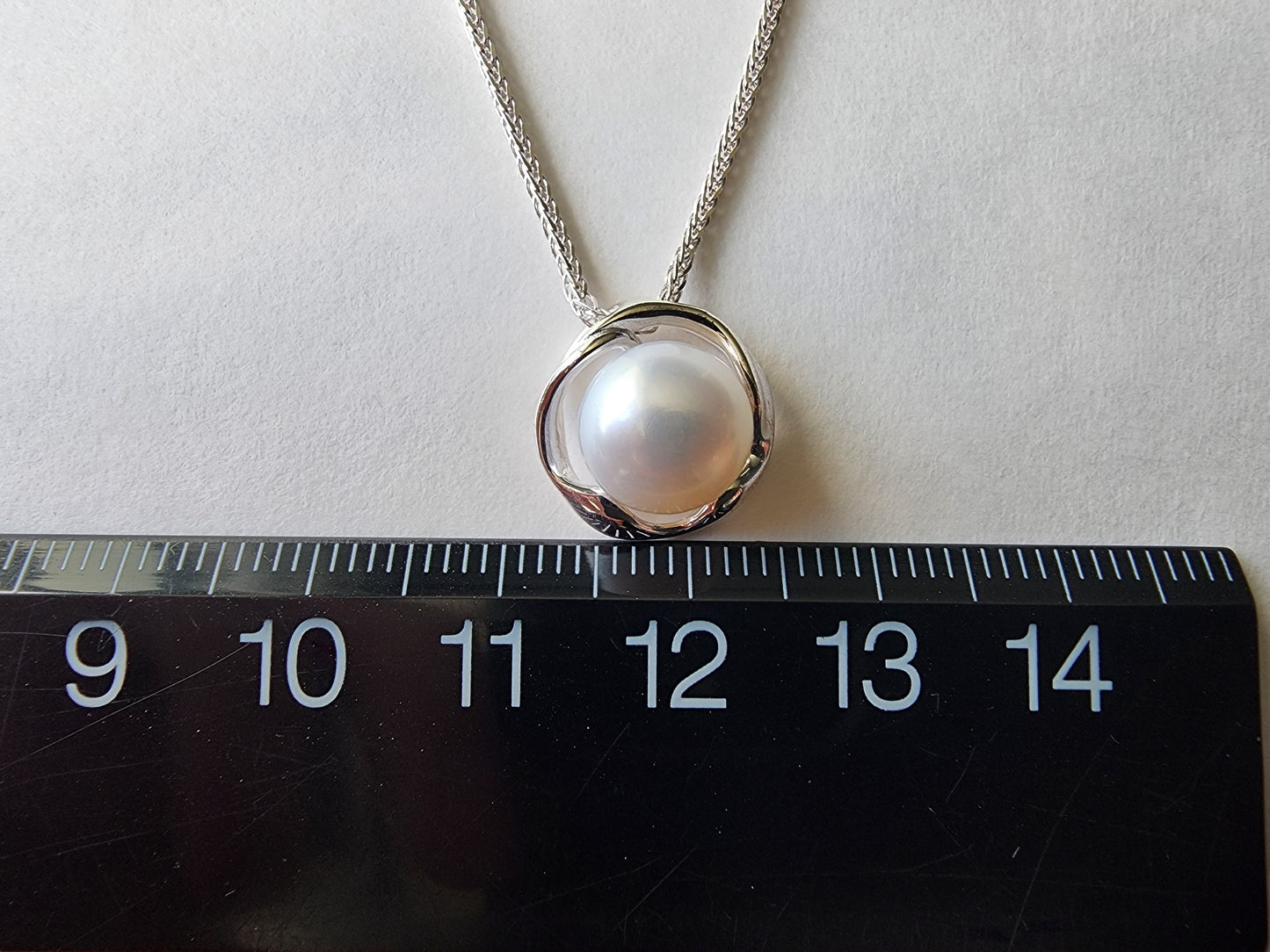 [Necklace] Elegant Freshwater Pearl Necklace in Sterling Silver Setting - Timeless Beauty for Every Occasion