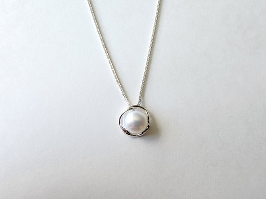 [Necklace] Elegant Freshwater Pearl Necklace in Sterling Silver Setting - Timeless Beauty for Every Occasion