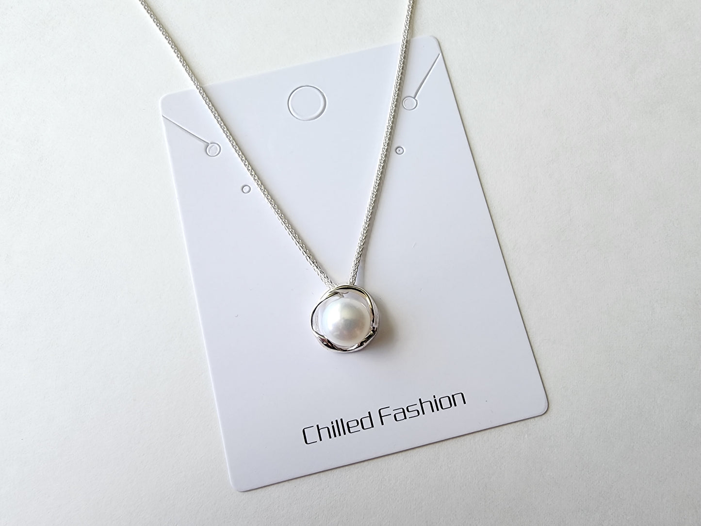 [Necklace] Elegant Freshwater Pearl Necklace in Sterling Silver Setting - Timeless Beauty for Every Occasion