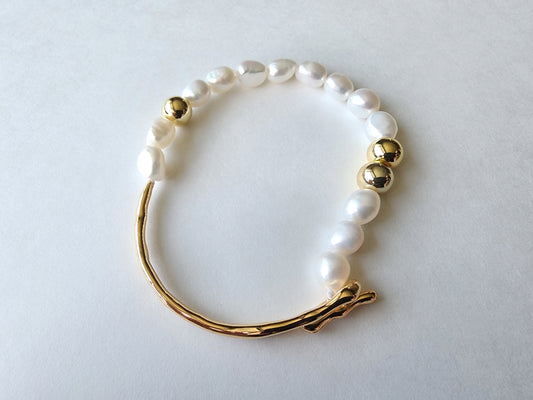 [Bracelet] Golden Elegance: Baroque Pearl and Gold-Plated Brass Bracelet