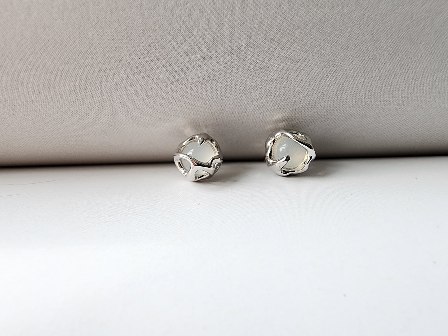 [Earrings] Elegant Sterling Silver Earrings with White Agate Stones - Timeless Beauty and Sophistication