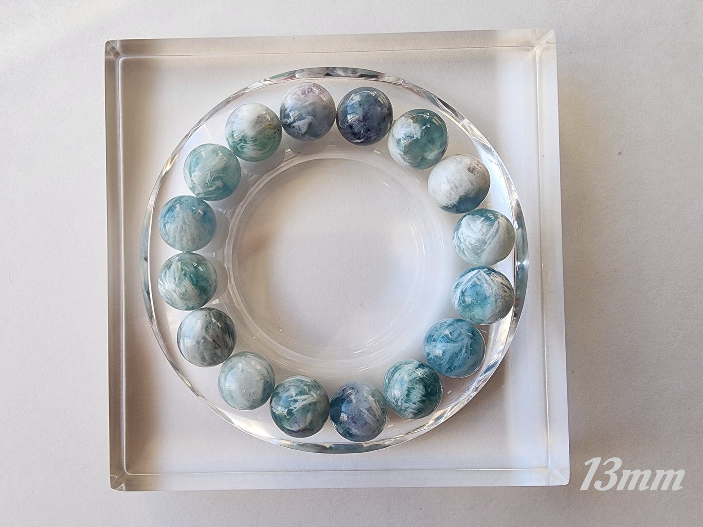 [Bracelet] Feather-Inlaid Fluorite Bracelet: A Stunning Piece of Nature’s Artistry