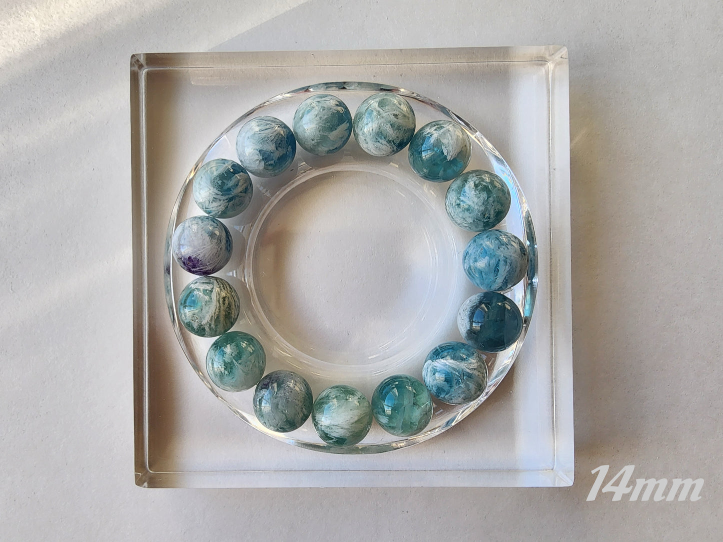 [Bracelet] Feather-Inlaid Fluorite Bracelet: A Stunning Piece of Nature’s Artistry