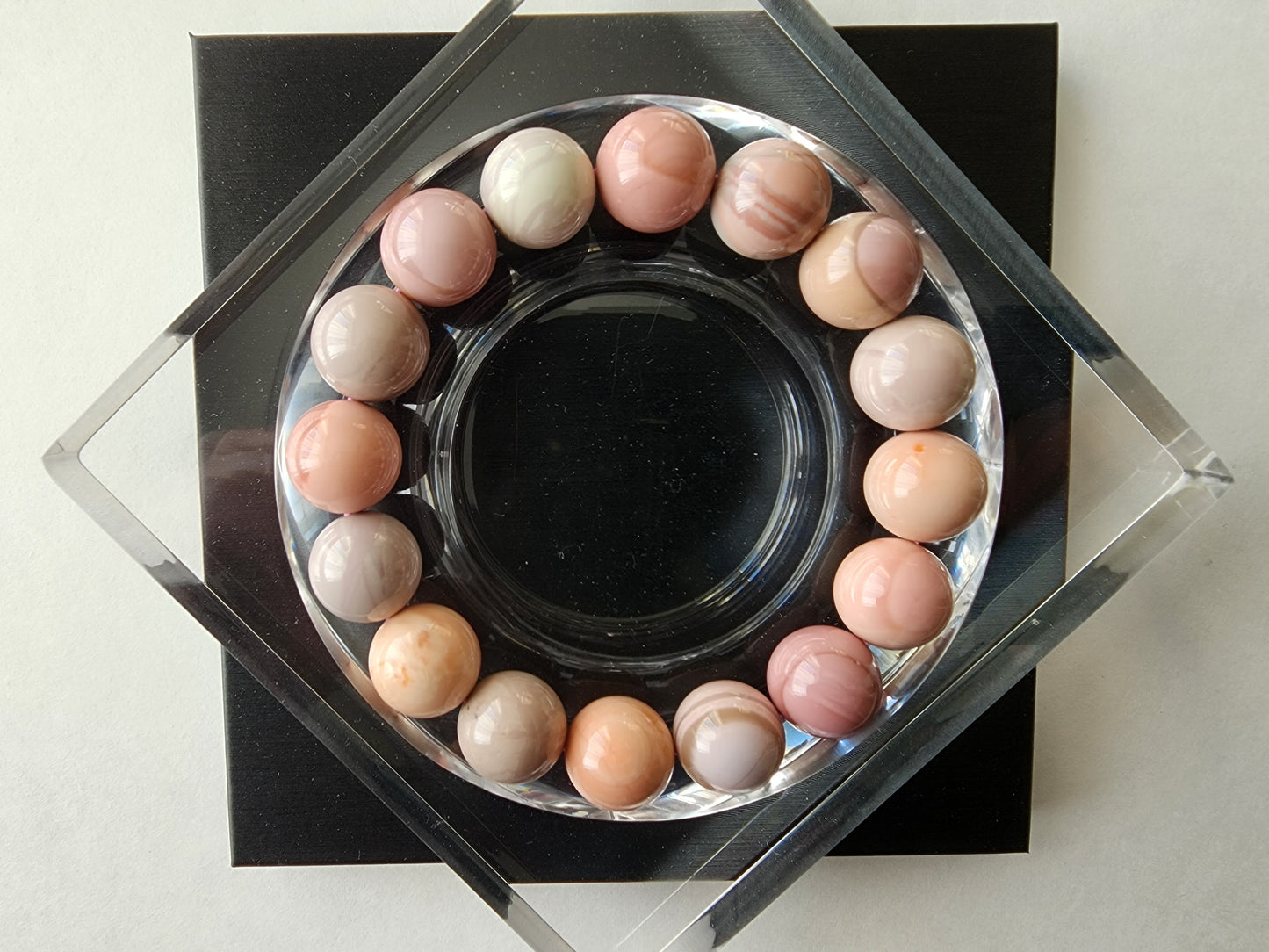 [Bracelet] Handcrafted 13mm Alashan Agate Beaded Bracelet - Elegant and Timeless Jewelry