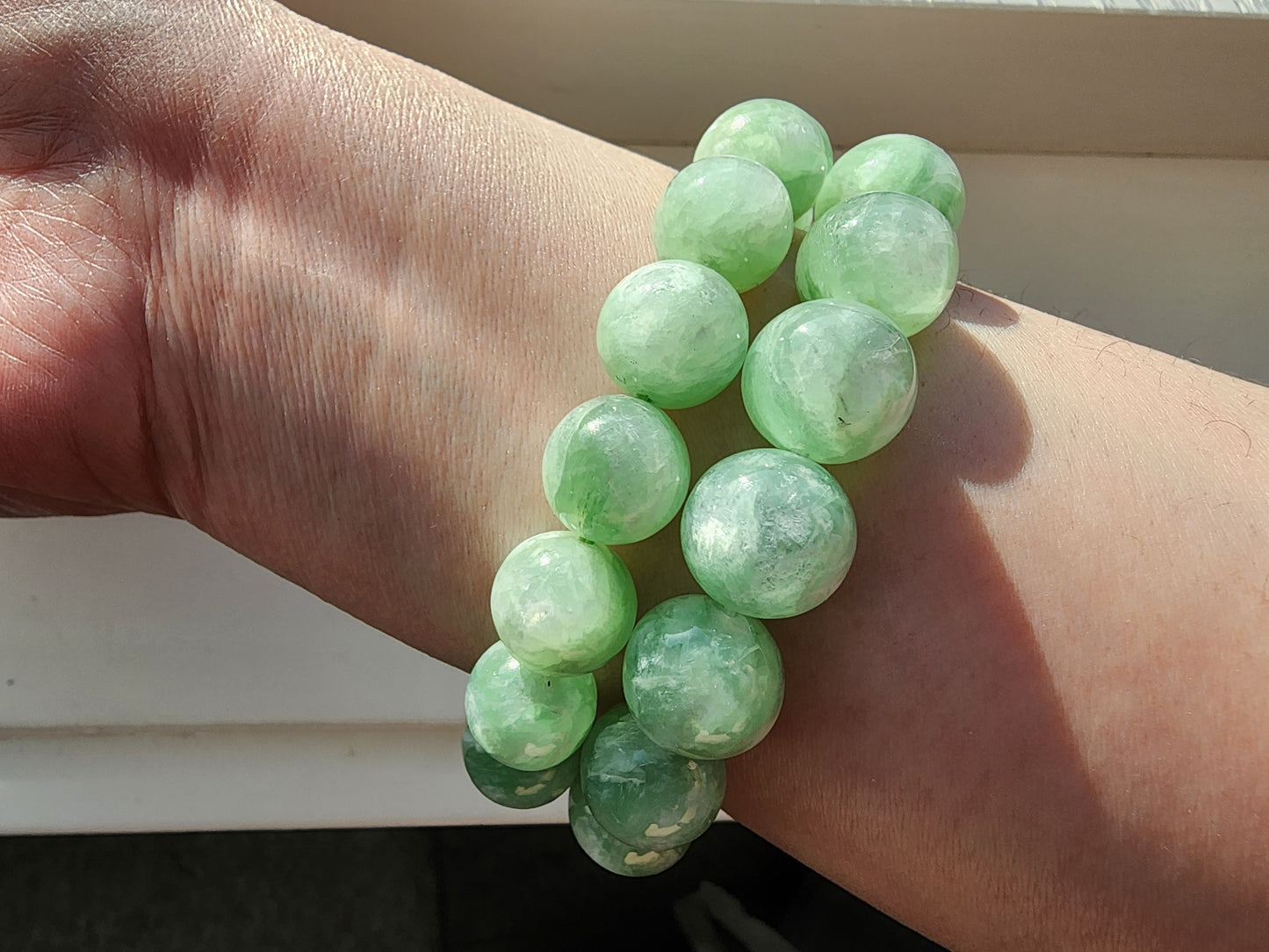 [Bracelet] Lustrous Light Green Emerald Lepidolite (翠祖母晶) Bracelet - A Touch of Elegance and Luxury