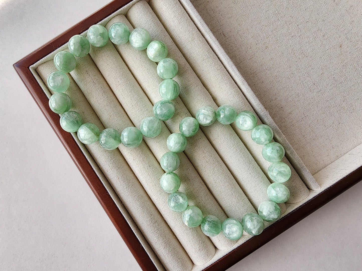 [Bracelet] Lustrous Light Green Emerald Lepidolite (翠祖母晶) Bracelet - A Touch of Elegance and Luxury