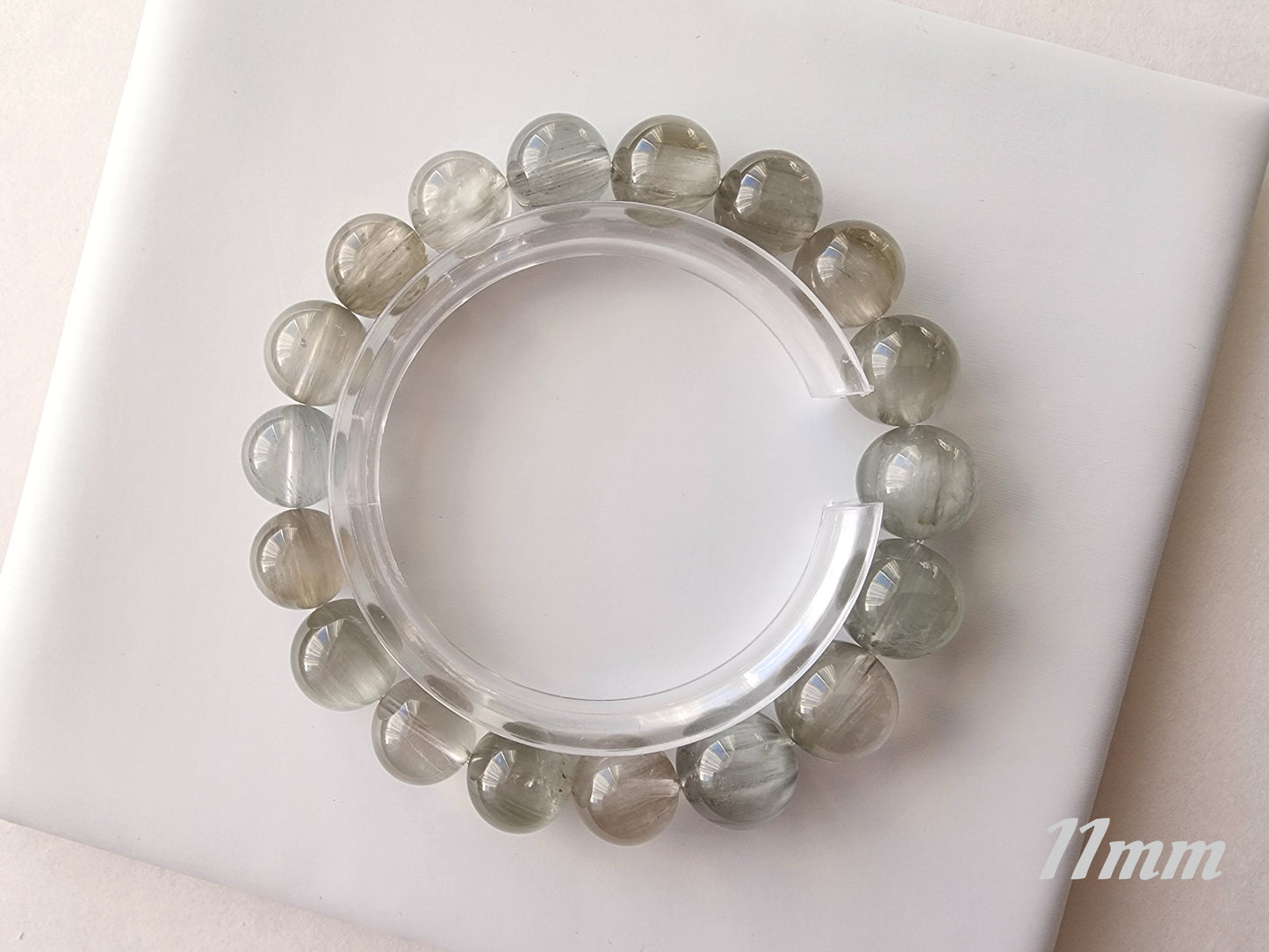 [Bracelet] Chic Gray-Blue Rabbit Hair Quartz 灰蓝兔毛 Bracelets - Elegant Round Beads for Stylish Comfort