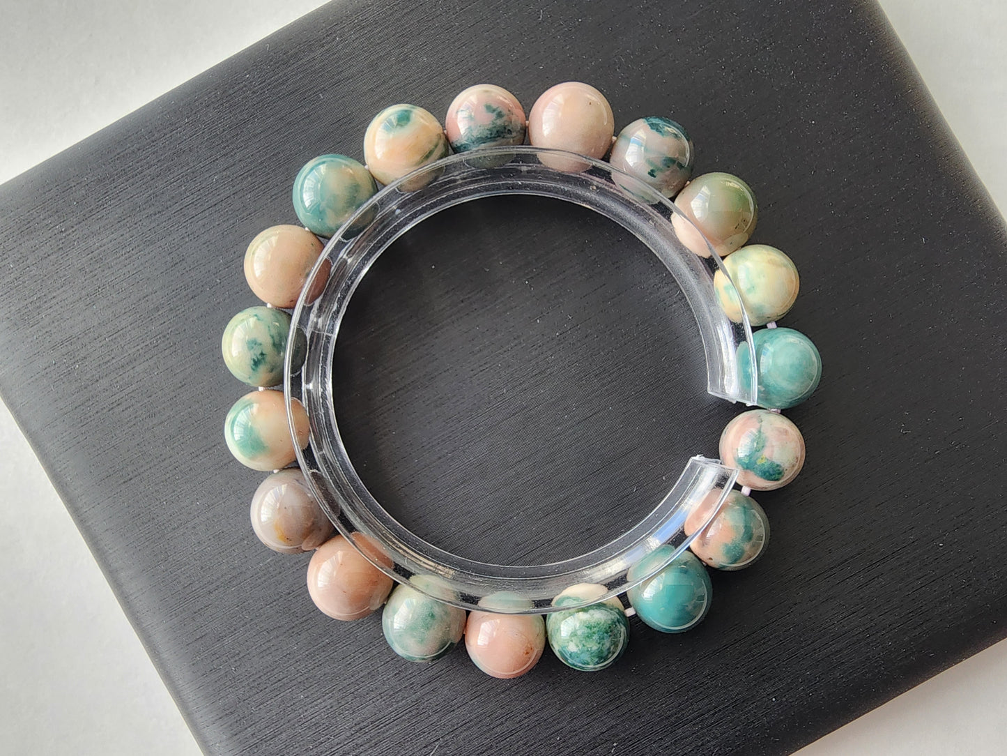 [Bracelet] Elegant 10mm Alashan Agate Beaded Bracelet - A Touch of Nature’s Beauty