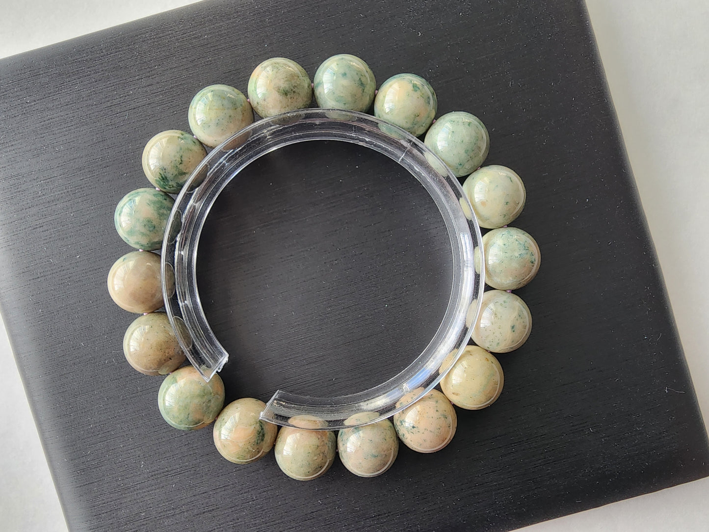 [Bracelet] Handcrafted 11mm Alashan Agate Bead Bracelet - A Touch of Elegance and Tranquility