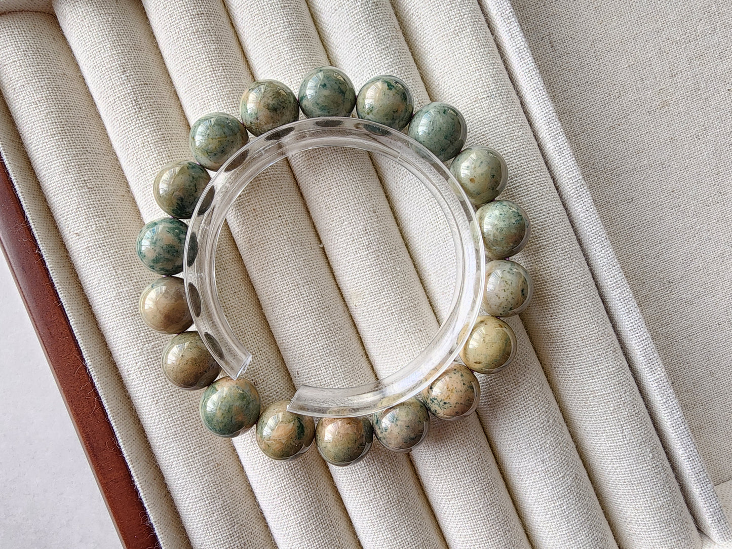 [Bracelet] Handcrafted 11mm Alashan Agate Bead Bracelet - A Touch of Elegance and Tranquility