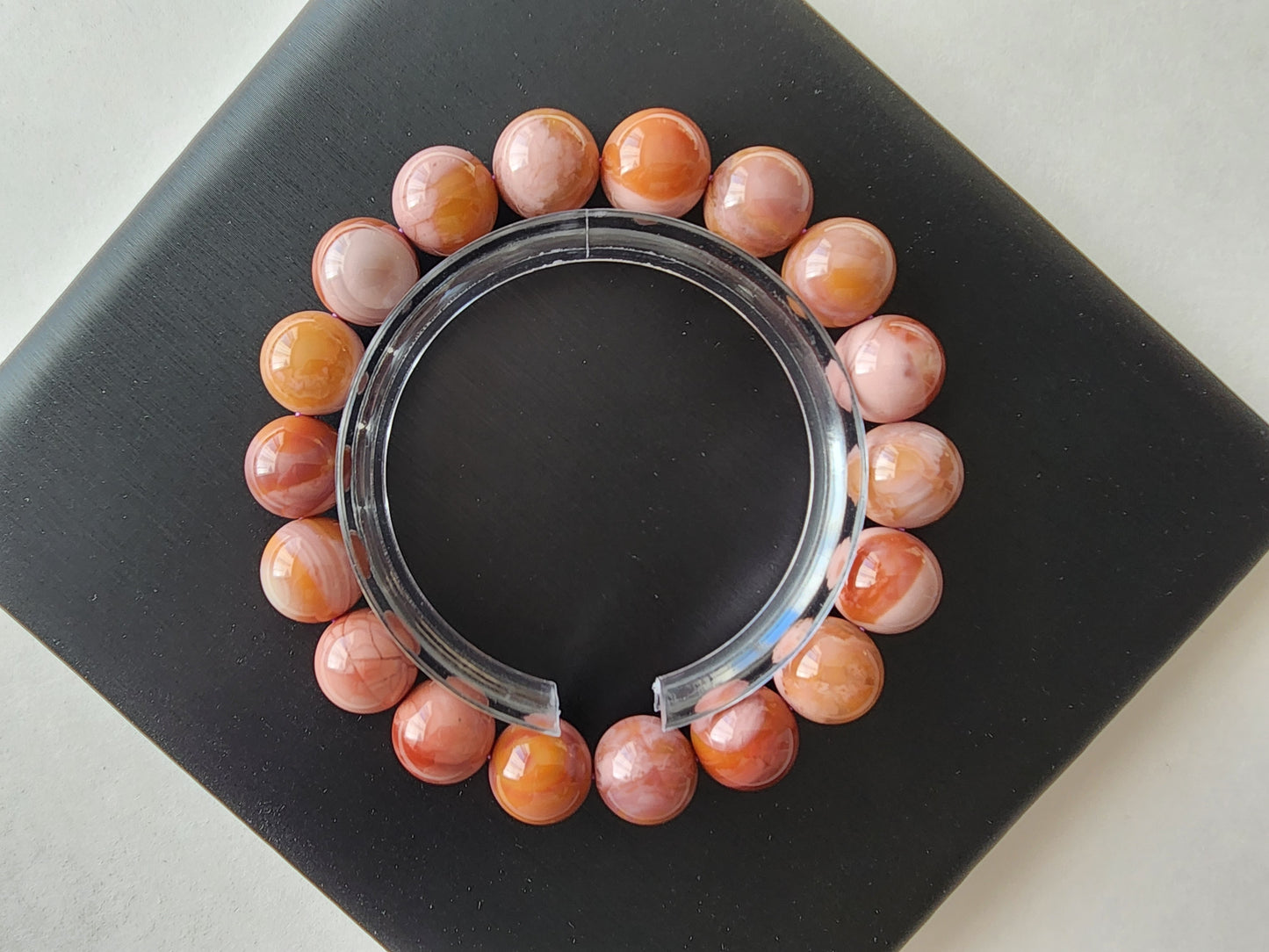 [Bracelet] Handcrafted 11mm Alashan Agate Beaded Bracelet - Elegant and Vibrant Accessory