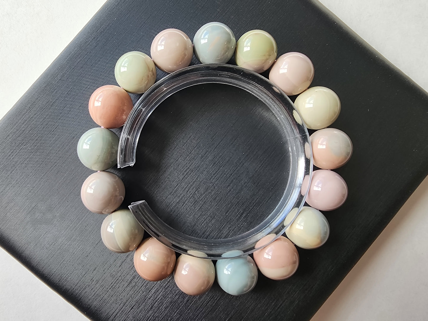 [Bracelet] Handcrafted 12mm Alashan Agate Bead Bracelet - Embrace the Elegance