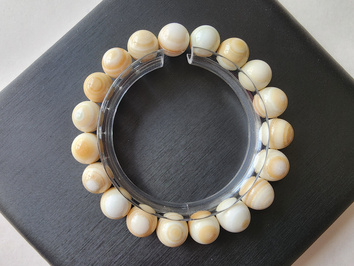 [Bracelet] Handcrafted 10mm Alashan Agate Beaded Bracelet - Elegant Natural Stone Jewelry