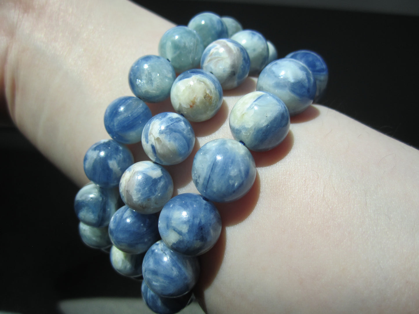 [Bracelet] Elegant Kyanite Beaded Bracelet: A Touch of Nature’s Blue