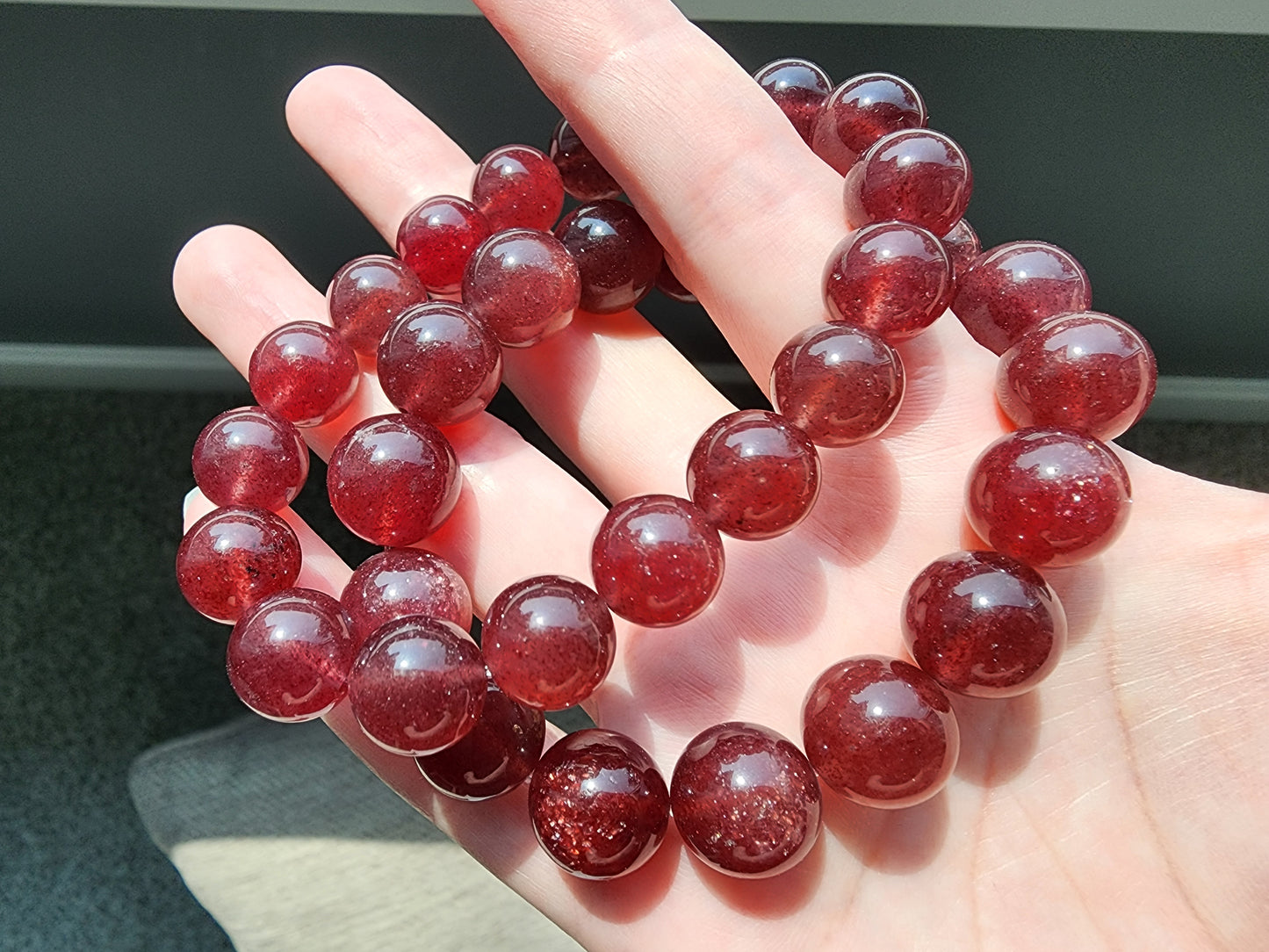 [Bracelet] Handcrafted Strawberry Rose Quartz Beaded Bracelet - Perfect for Healing and Love