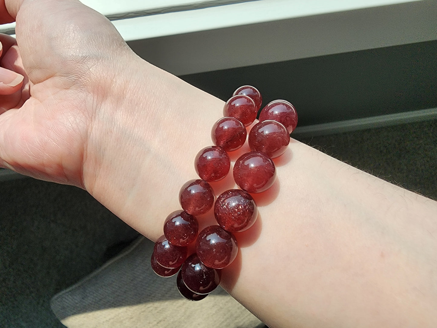 [Bracelet] Handcrafted Strawberry Rose Quartz Beaded Bracelet - Perfect for Healing and Love