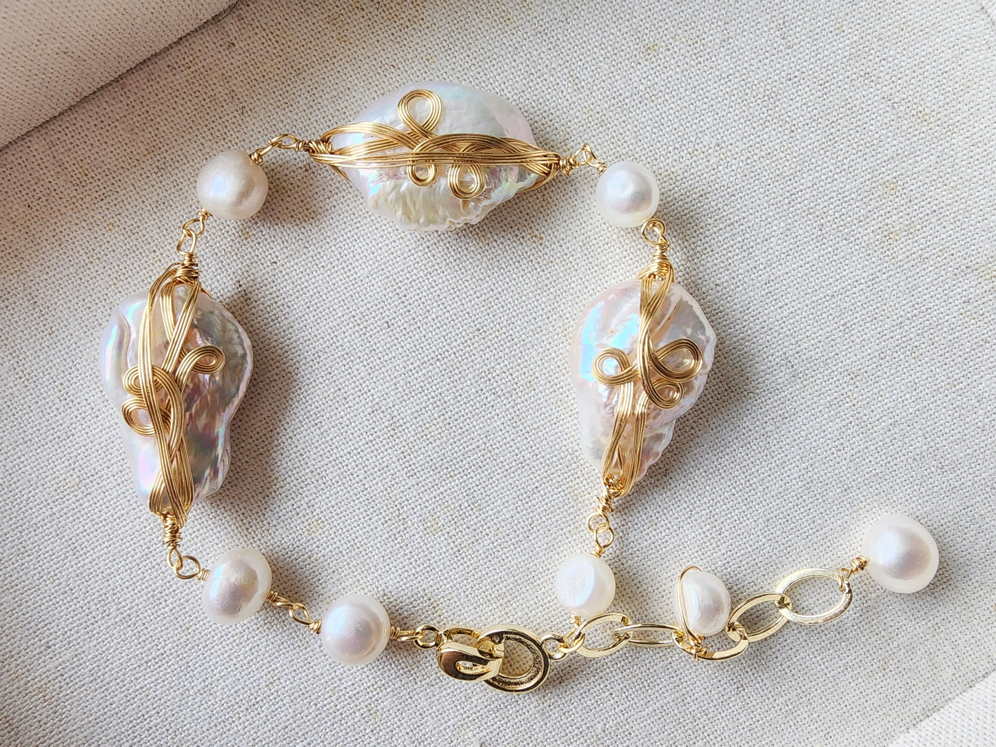 [Bracelet] Gold-Filled Copper and Baroque Pearl Bracelet - Unique Handmade Wire-Wrapped Design