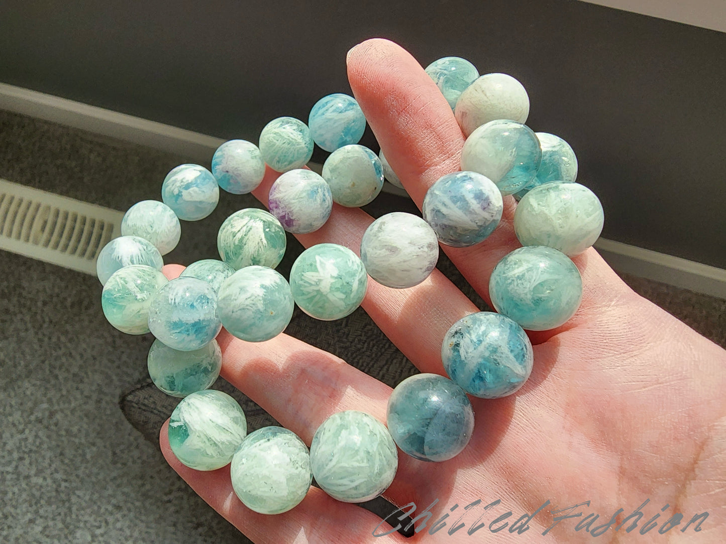 [Bracelet] Feather-Inlaid Fluorite Bracelet: A Stunning Piece of Nature’s Artistry