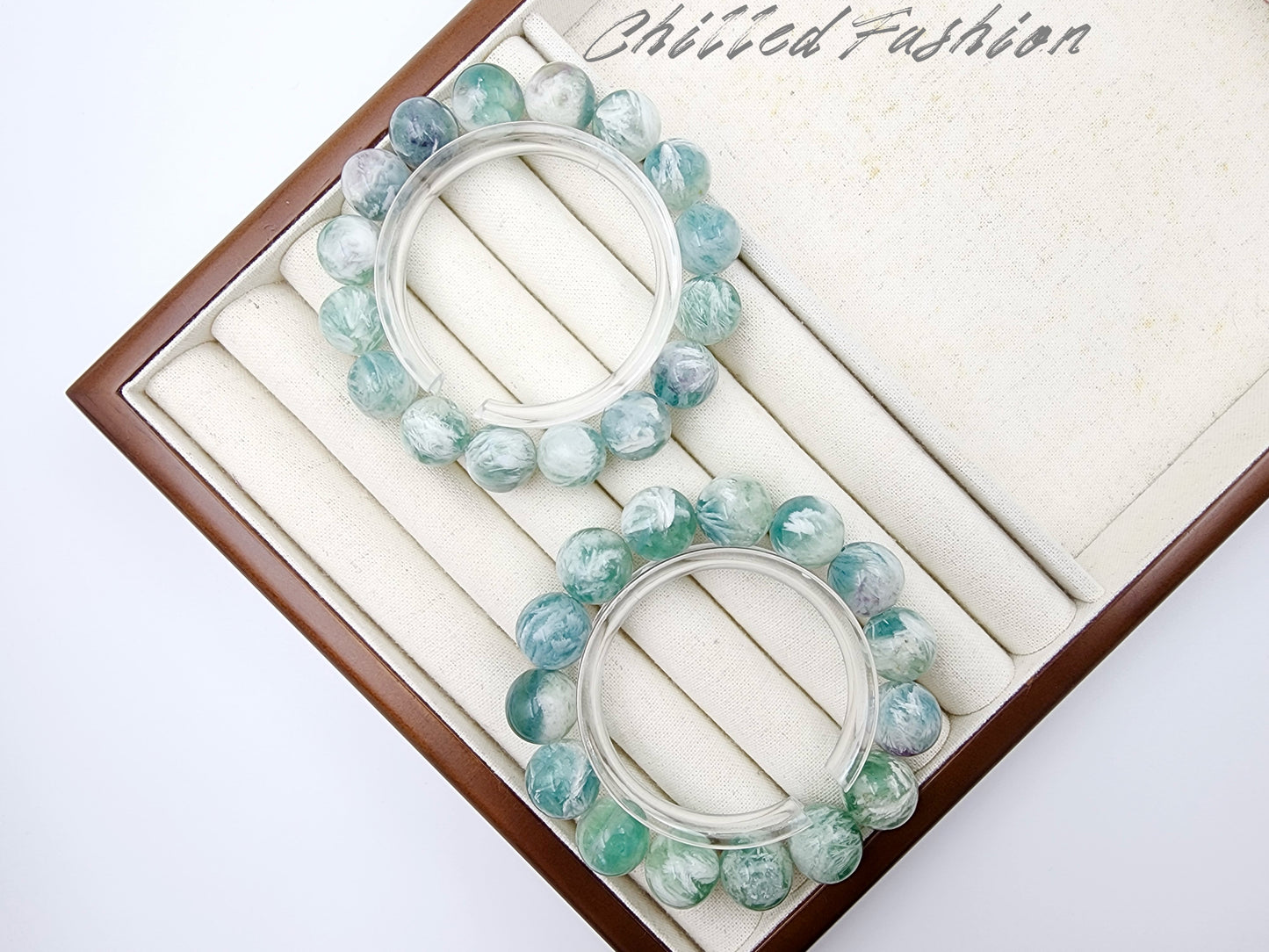 [Bracelet] Feather-Inlaid Fluorite Bracelet: A Stunning Piece of Nature’s Artistry