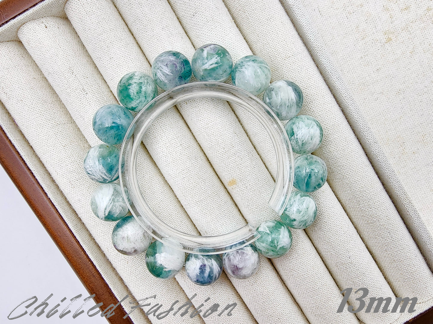 [Bracelet] Feather-Inlaid Fluorite Bracelet: A Stunning Piece of Nature’s Artistry