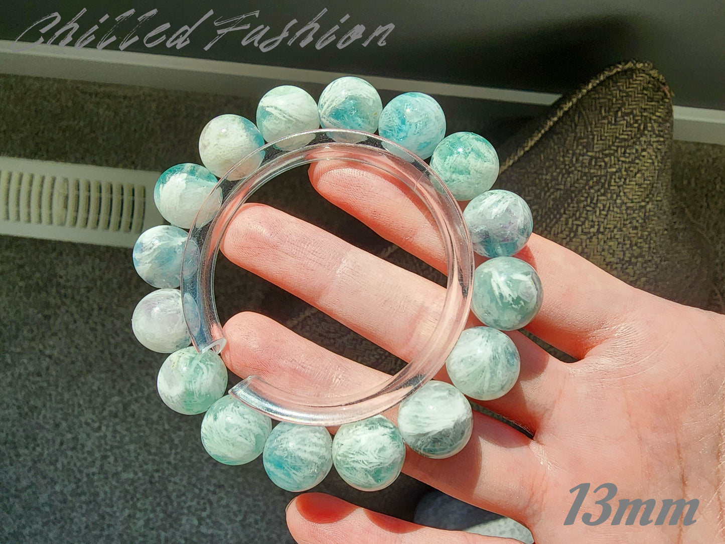 [Bracelet] Feather-Inlaid Fluorite Bracelet: A Stunning Piece of Nature’s Artistry