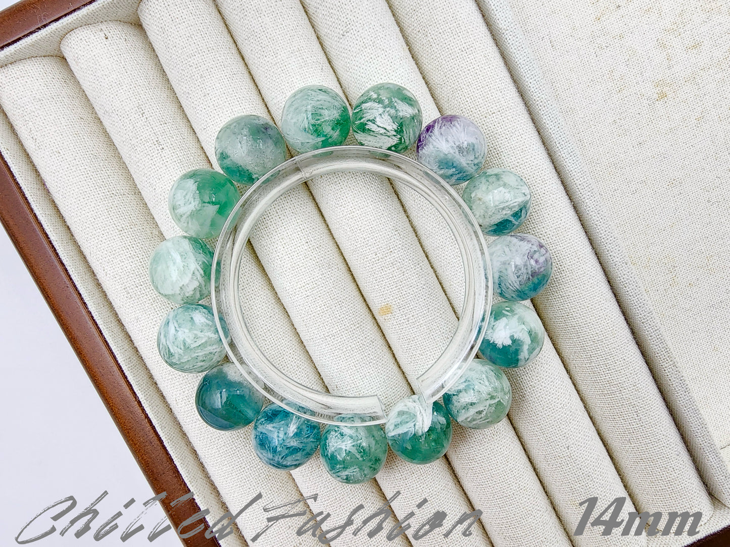 [Bracelet] Feather-Inlaid Fluorite Bracelet: A Stunning Piece of Nature’s Artistry